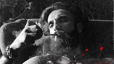 फिल्म धुरंधर 2 से जुड़ी तस्वीर में अभिनेता रणबीर कपूर नजर आ रहे हैं|