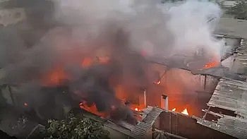 धुआं और आग की लपटें दिखाई दे रही हैं|