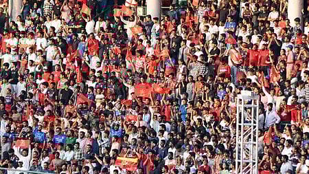 तस्वीर में क्रिकेट मैच के दौरान बड़ी संख्या में लोग दर्शक के रूप में मौजूद हैं।