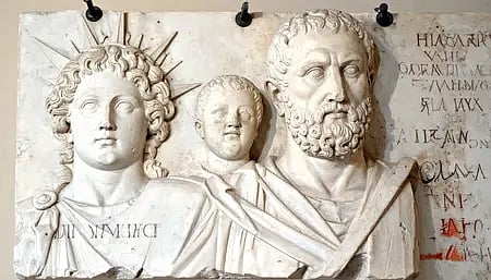 तस्वीर में एक धार्मिक मूर्ति दिखाई दे रही है|