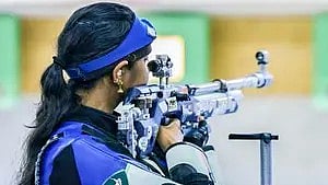 एक लड़की शूटिंग करते हुए निशाना लगाती हुई|