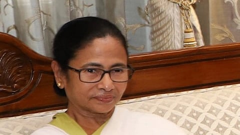 इस इमेज में पश्चिम बंगाल की मुख्य मंत्री ममता बनर्जी को देखा जा सकता है । 