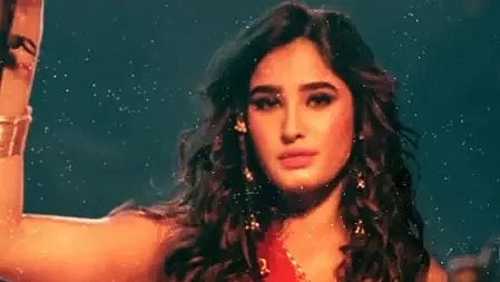 चित्र में अभिनेत्री दिखाई दे रही हैं।