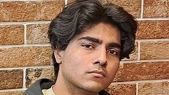 चित्र में एक लड़का दिखाई दे रहा है।