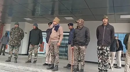 थावे दुर्गा मंदिर चोरी मामले में कार्रवाई के दौरान कई पुलिसकर्मी मौके पर खड़े नजर आ रहे हैं|