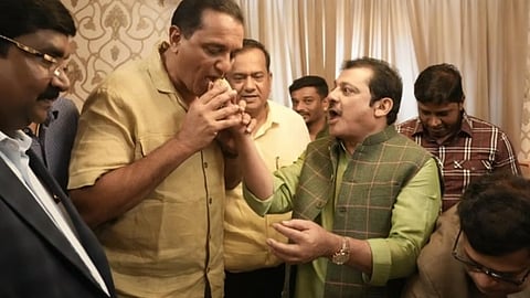 कर्नाटक मंत्री ज़मीर अहमद खान एक सार्वजनिक कार्यक्रम में मौजूद, साथ में अन्य लोग।