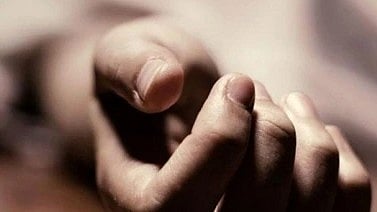 चित्र में केवल सिर और हाथ दिखाई दे रहे हैं।