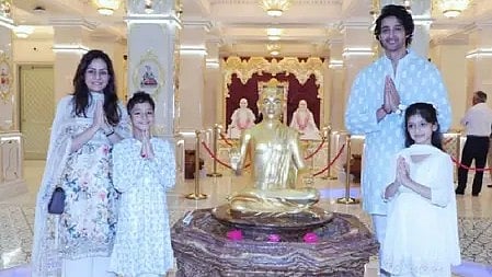 सौरभ राज जैन अपने परिवार के साथ UAE में मंदिर दर्शन के दौरान नजर आ रहे हैं|