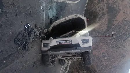 स्कॉर्पियो पलटी हुई दिखाई दे रही है|