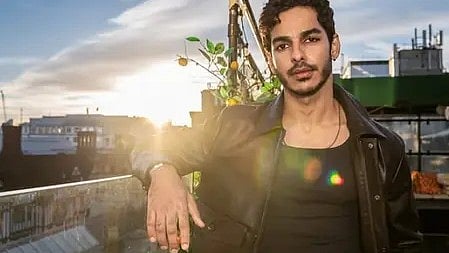 ईशान खट्टर नजर आ रहे हैं|