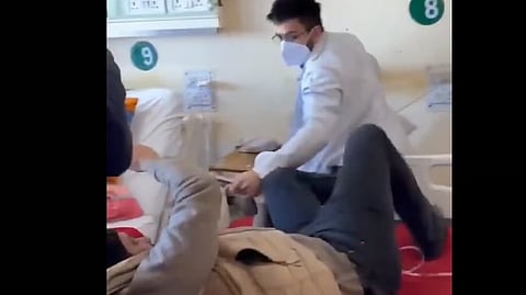 इस इमेज में डॉक्टर कुछ लोगों को देखा जा सकता है , जिसमे एक डॉक्टर मरीज़ को मारते हुए नज़र आ रहा है। 