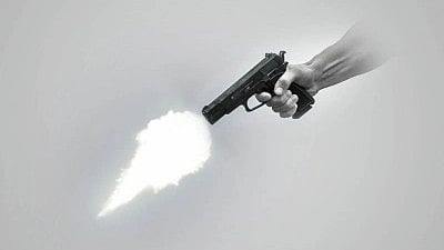 हाथ में एक बन्दूक को पकड़े हुए देखा जा सकता है। 