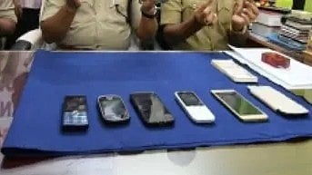 पुलिस स्टेशन में कई फ़ोन दिखाई दे रहे हैं।