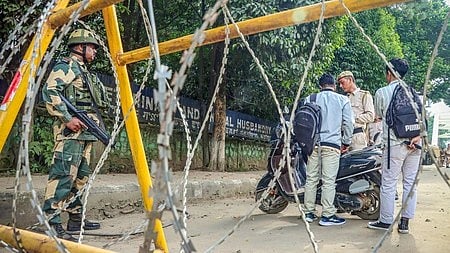 देशभर के विवादों और तनाव के दौरान फौजी और पुलिस सुरक्षा व्यवस्था में तैनात।