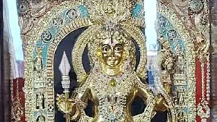 भगवान श्रीराम की प्रतिमा नजर आ रही है।