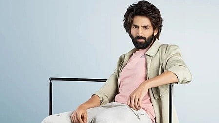 फिल्म अभिनेता कार्तिक आर्यन नजर आ रहे हैं।