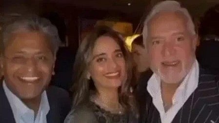 ललित मोदी और विजय माल्या सहित तीन लोग नजर आ रहे हैं।