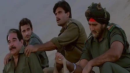 बॉर्डर फिल्म के हीरो फौजी ड्रेस में बैठे हुए नजर आ रहे हैं।