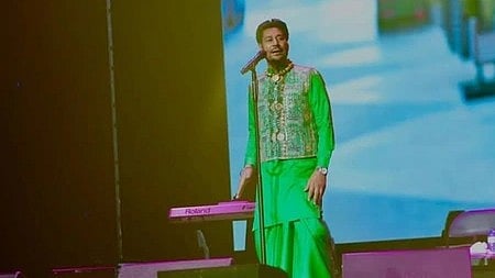 स्टेज पर खड़े हरभजन मान|