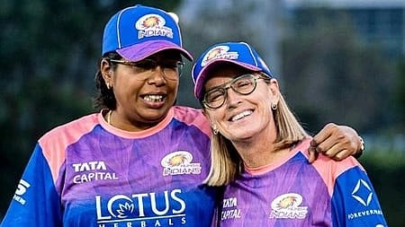 मुंबई इंडियंस की दो खिलाड़ी नज़र आ रही है|