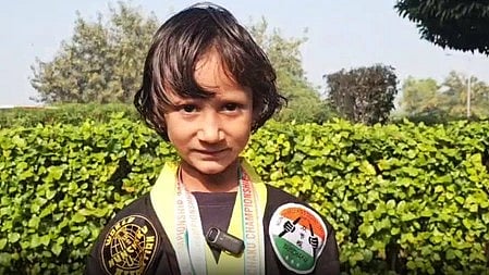 नानचाकू चैंपियनशिप की विजेता 6 वर्षीय जोया खान की तस्वीर|