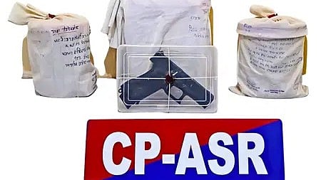 अमृतसर पुलिस द्वारा बरामद पिस्टल और ड्रग्स से भरी बोरी की तस्वीर|