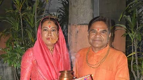 इस इमेज में रेखा आर्य और उनके पति   गिरधारी लाल साहू को देखा जा सकता है। 
