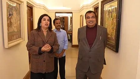 यूट्यूब शूटिंग के दौरान नितिन गडकरी, फराह खान और एक अन्य व्यक्ति नजर आ रहे हैं|