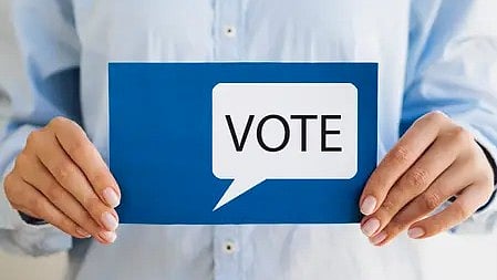 मतदान का प्रतीक दिखाते हुए वोट की तस्वीर|