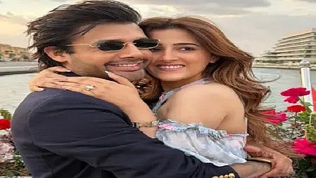 सिंगर स्टेबिन बेन और अभिनेत्री नूपुर सेनन प्रपोज के दौरान साथ नजर आ रहे हैं|