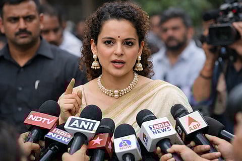 कंगना रनौत मीडिया को इंटरव्यू देते हुए
