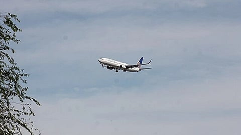 इस इमेज में एक हवाई जहाज को आसमान में देखा जा सकता है। 