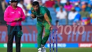 बॉलर और  एम्पायर  नज़र आ रहे हैं| 