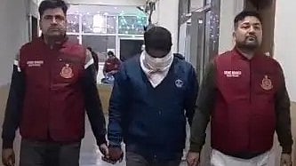 दो जवान आरोपी के साथ, मोबाइल चोरी के मामले में गिरफ्तार।