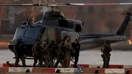 हेलीकॉप्टर के पास खड़े वेनेजुएला के राष्ट्रपति निकोलस मादुरो|