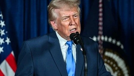 डोनाल्ड ट्रंप,अमेरिकी झंडा,माइक्रोफोन के सामने भाषण देते हुए