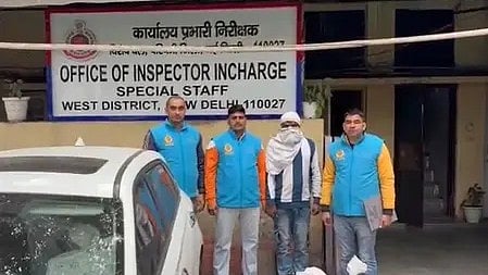 तीन पुलिसकर्मी एक आरोपी को गिरफ्तार करते हुए|