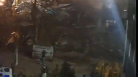 आधी रात में लोगों की भीड़ को देखा  जा सकता है। 