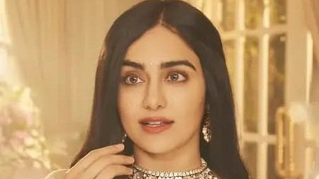 अदा शर्मा मुस्कुराती हुई|