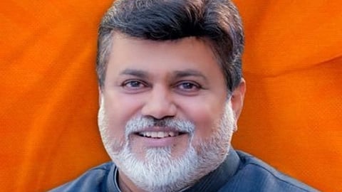 इस इमेज में उदय सामंत  को देखा जा सकता है। 