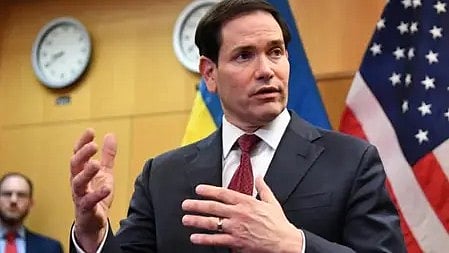 वेनेजुएला के लिए अमेरिकी रणनीति पर चर्चा करते हुए आदमी|