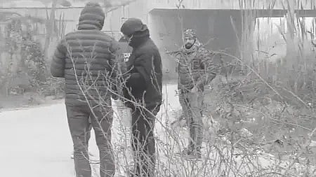 तस्वीर में तीन लोग नजर आ रहे हैं।