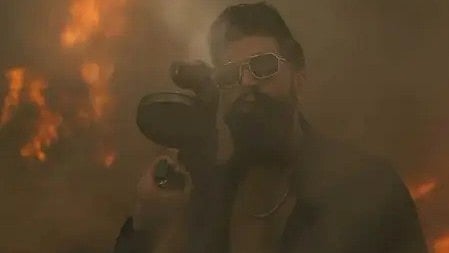 तस्वीर में साउथ अभिनेता यश फिल्म टॉक्सिक के टीजर में स्टाइलिश अवतार में नजर आ रहे हैं।