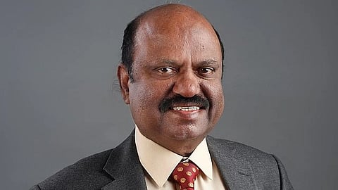 इस तस्वीर में सी वी आनंद बोस को देखा जा सकता है।  