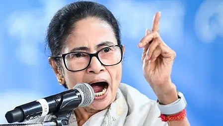 सीएम ममता बनर्जी बोलते हुए|