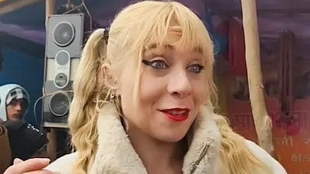 प्रयागराज माघ मेले में एक विदेशी पर्यटक भारत का अनुभव करती हुई।