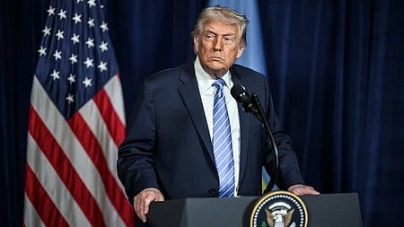 इस तस्वीर में डोनाल्ड ट्रम्प को देखा जा सकता है|