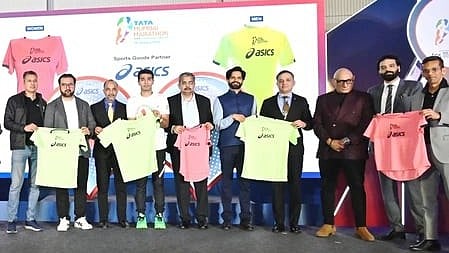 मुंबई मैराथन 2026 के प्रतिभागी स्टेज पर जर्सी पहने फोटो खिंचवाते हुए|