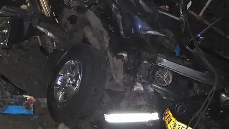 तुमकुरु में क्रूजर कार ट्रक से टकराने के बाद क्षतिग्रस्त हालत में।