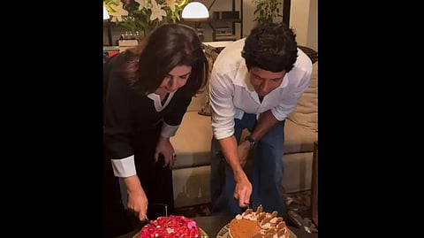 फराह खान और फरहान अख्तर अपने जन्मदिन पर केक काटते हुए।